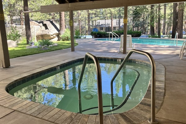 Updated Ground-floor Condo with On-site Pool, Hot Tub, Sauna, & Tennis Courts