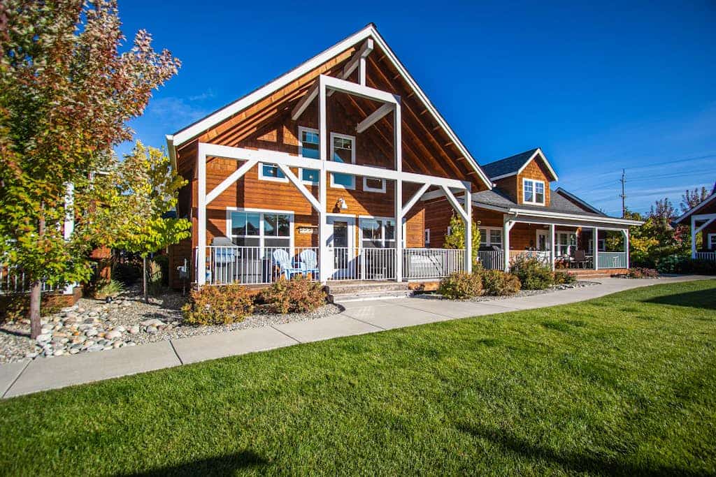 Sunlit, dog-friendly home with hot tub, gas fireplace, & washer/dryer