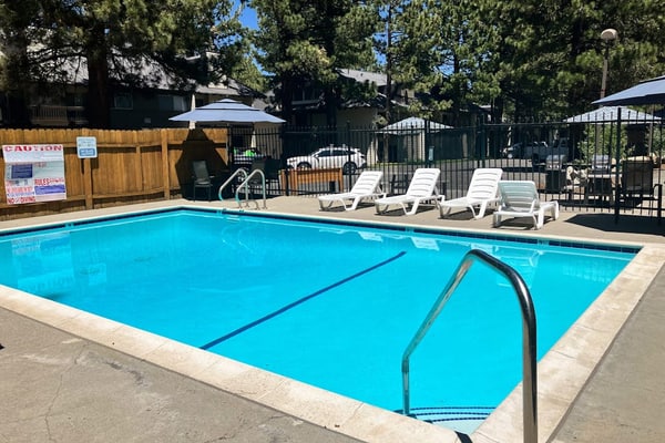 Two-story condo with fireplace, pool, hot tub, sauna & great location