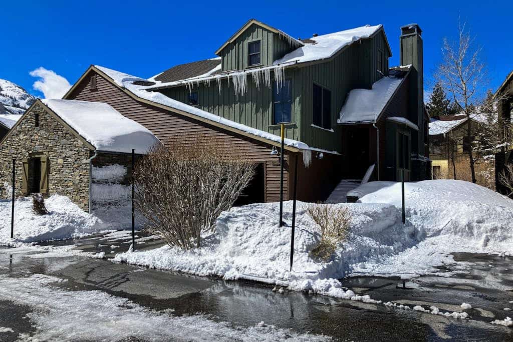Wilderness retreat with hot tub access - wood-burning fireplace and W/D