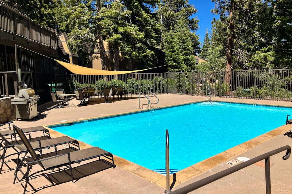 Condo near the lifts & golf with access to a pool & hot tub