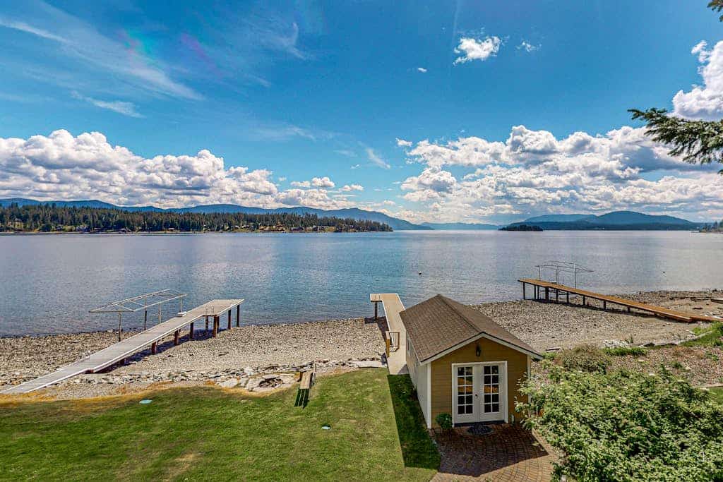 Lakefront home and studio with kayaks, dock, WiFi, fireplaces, BBQ grill