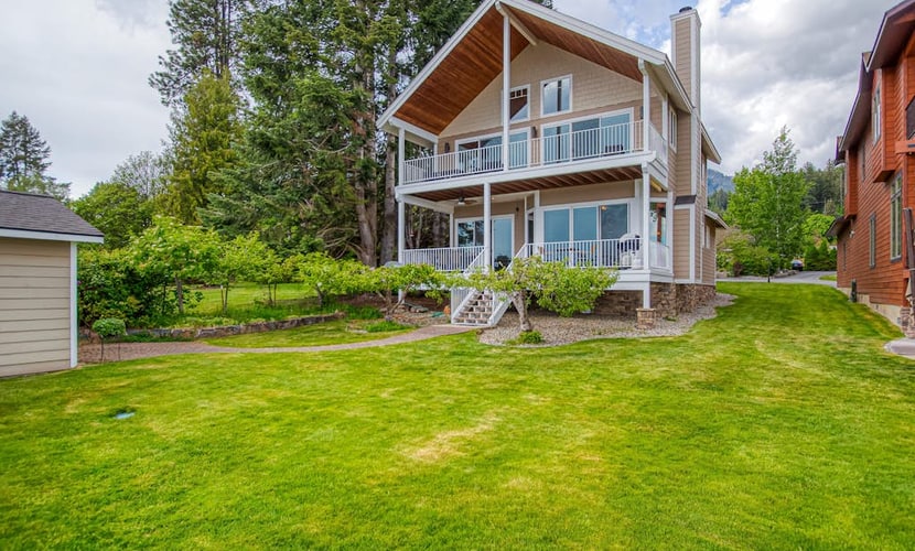 Lakefront home with kayaks, dock, WiFi, fireplaces, BBQ grill