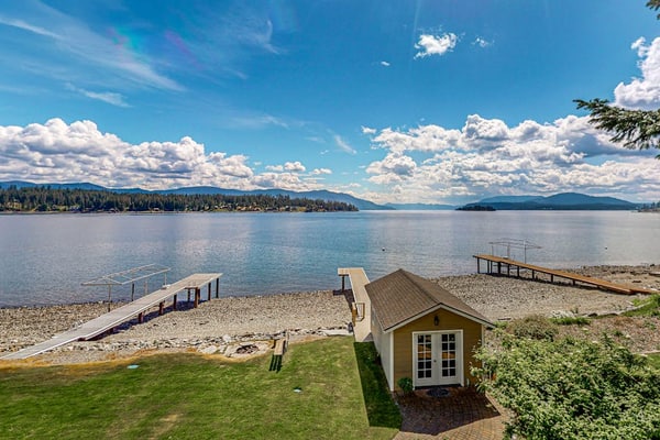 Lakefront home with kayaks, dock, WiFi, fireplaces, BBQ grill