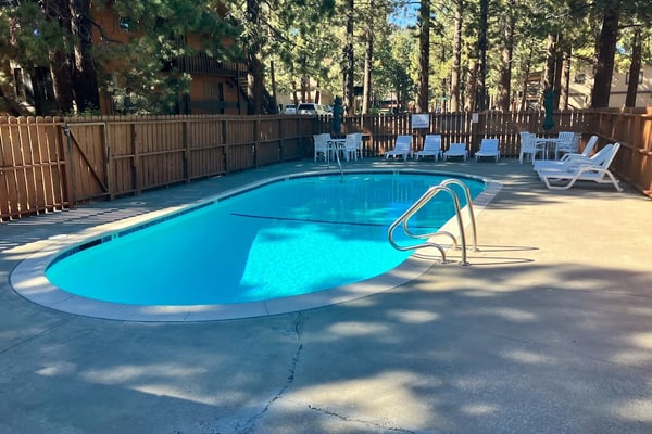 Cozy condo with access to shared pool, hot tub , fireplace, and WiFi