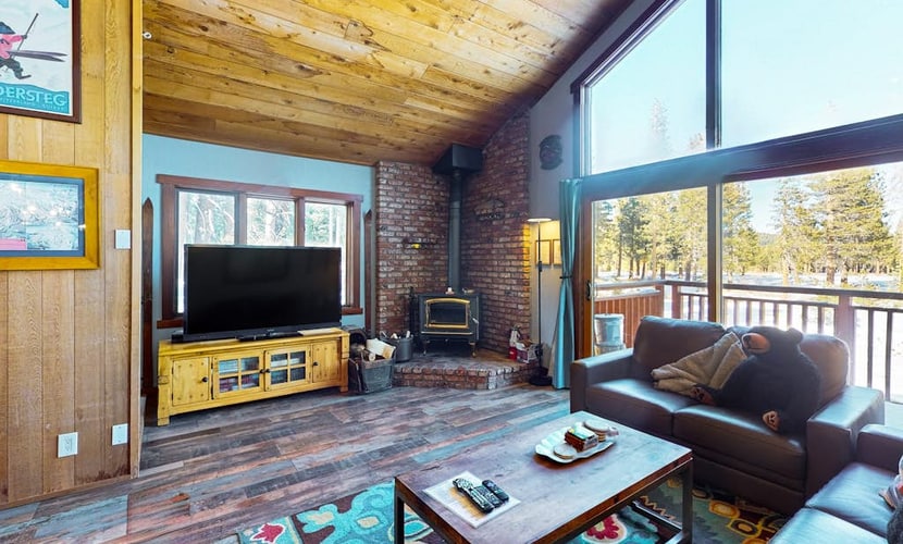 Serene condo w/ pool and hot tub access, fireplace, & minutes from slopes/trails