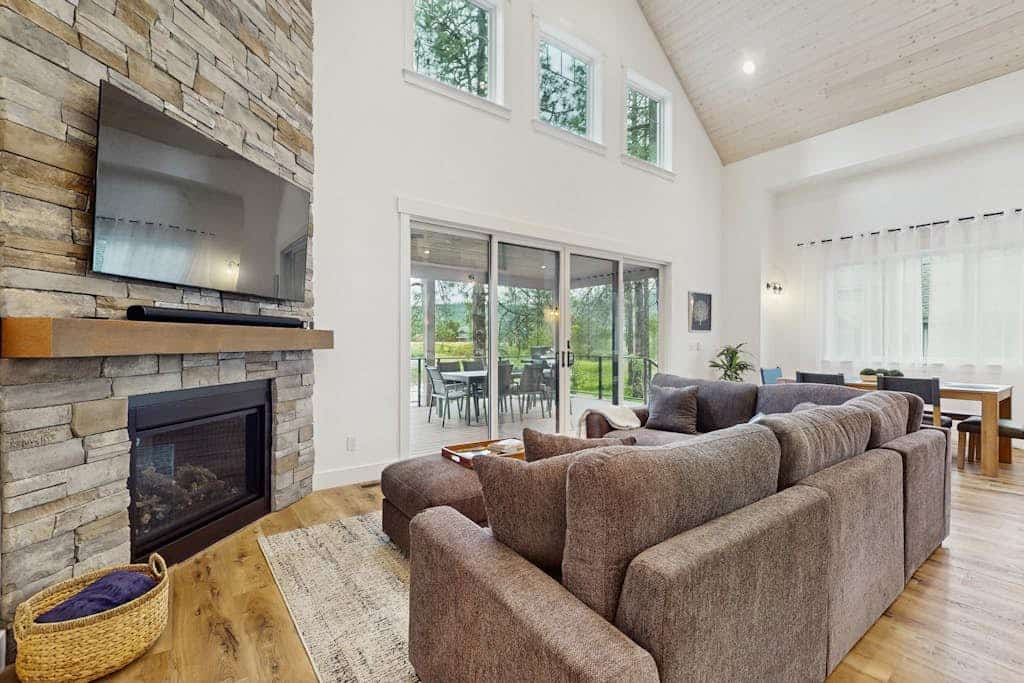 Modern lake house w/wetland view - walk to lake & beach