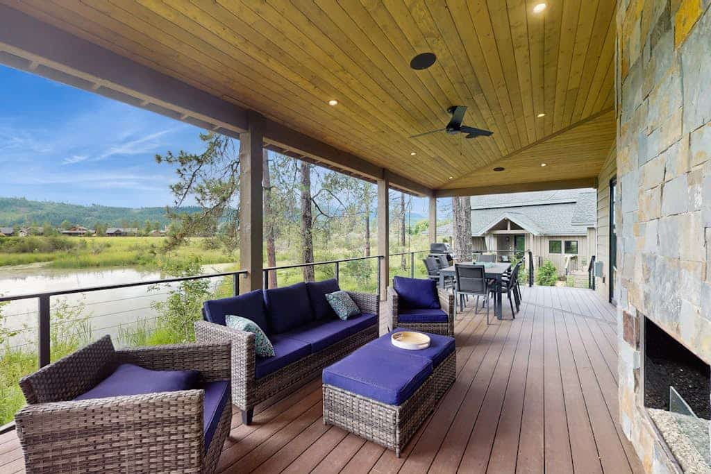 Modern lake house w/wetland view - walk to lake & beach