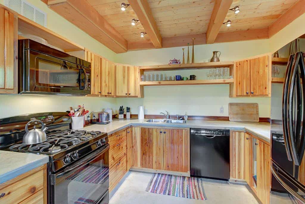 Rustic, dog-friendly cabin with wood-burning stove, lake & mountain views