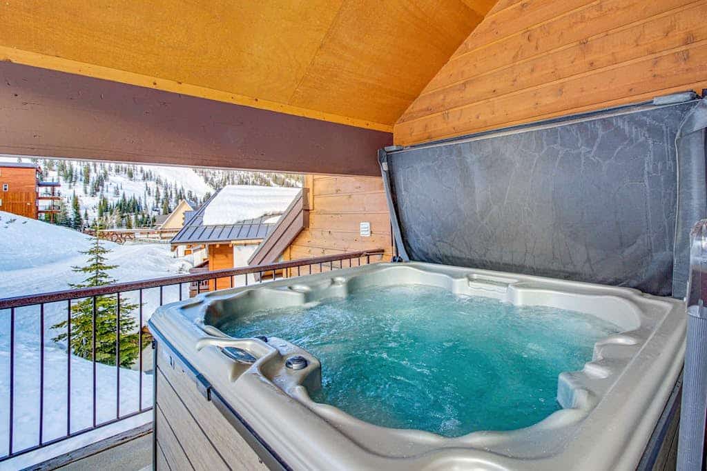 Ski-in/ski-out Schweitzer Mountain home w/ private hot tub - walk to lifts