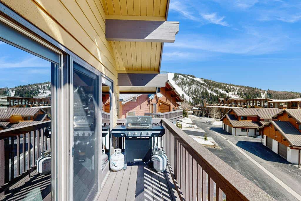 Ski-in/ski-out Schweitzer Mountain home w/ private hot tub - walk to lifts
