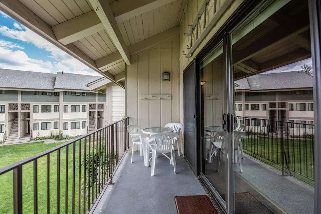 Waterfront condo w/ complimentary boat slip, shared pool, & sports courts