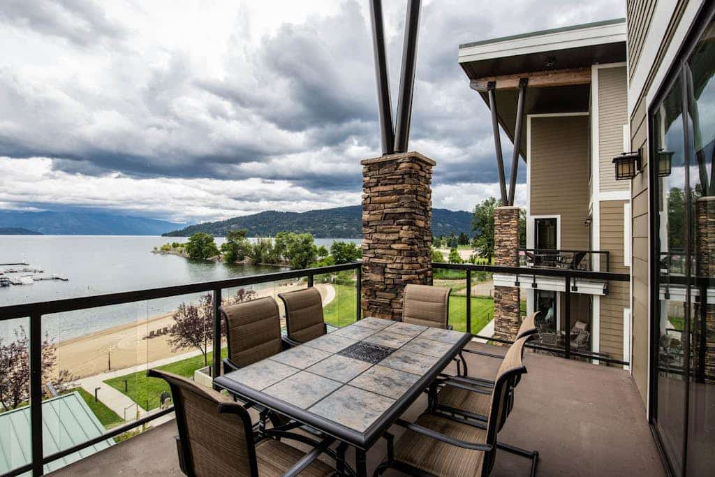 Lakefront penthouse w/ views of the lake & shared dock/pool/hot tub