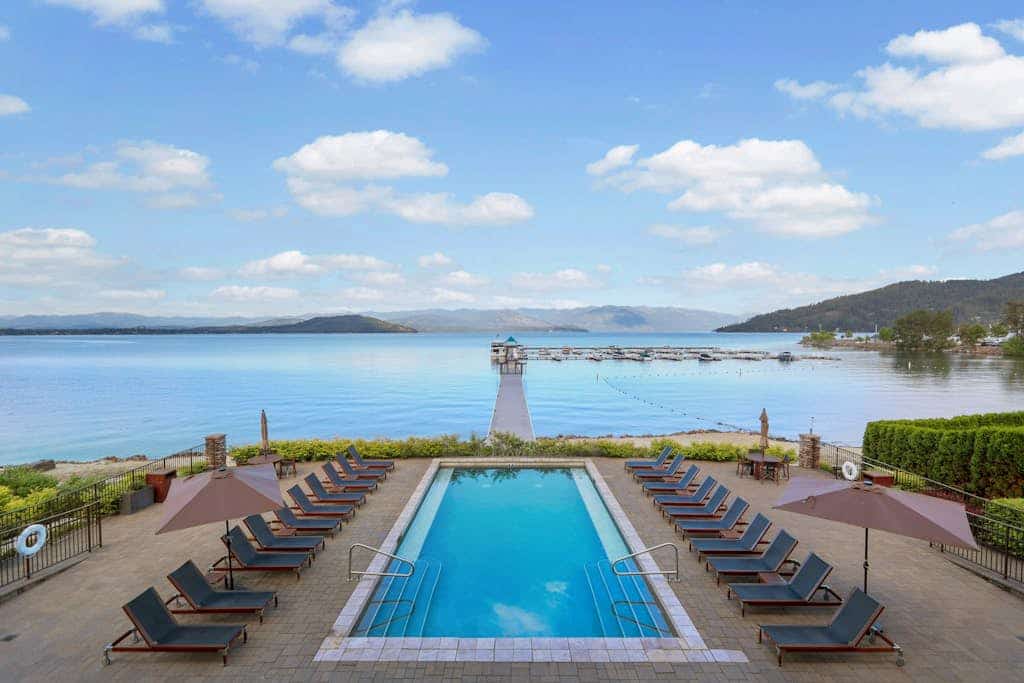 Lakefront penthouse w/ views of the lake & shared dock/pool/hot tub