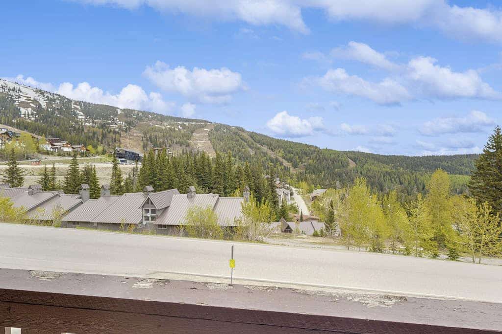Beautiful getaway for two near the Schweitzer Mountain Resort - shared tennis