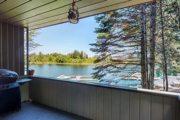 Waterfront condo - just minutes from downtown Sandpoint w/ a free boat slip