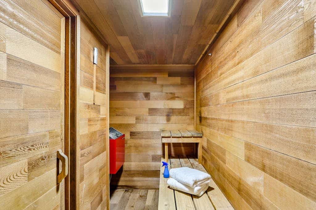 Lovely Home w/Private Dry Sauna, Fireplace, Free WiFi - Close to Skiing