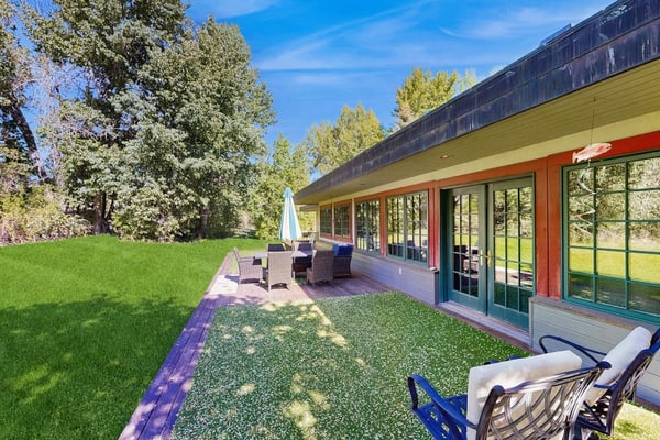 Spacious & inviting home near town with jetted tub, gas fireplace & WiFi