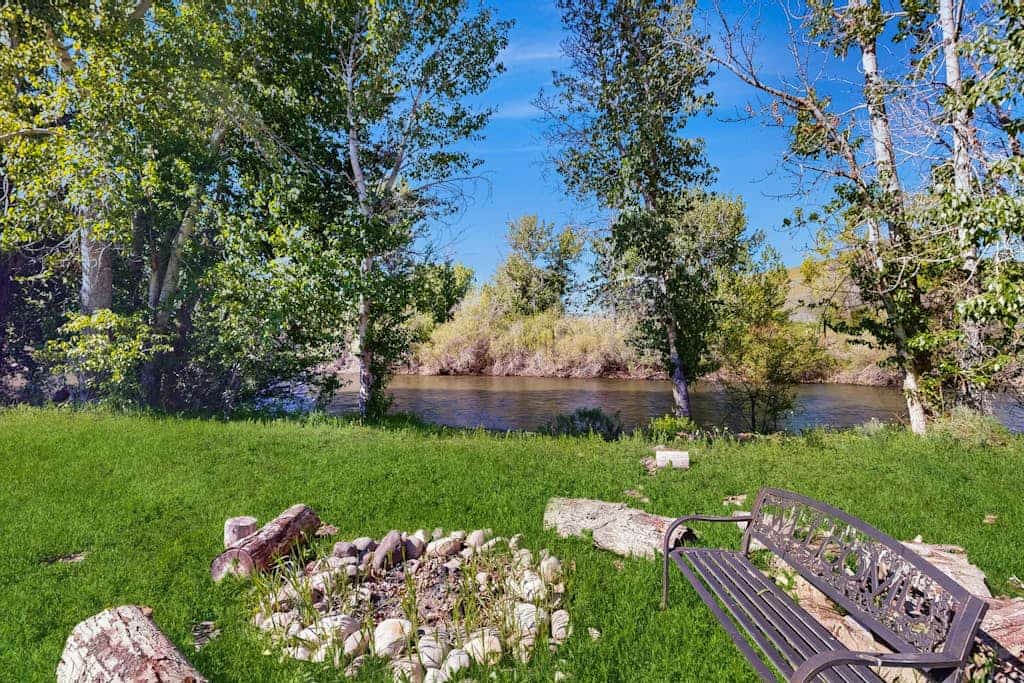 Spacious & inviting home near town with jetted tub, gas fireplace & WiFi