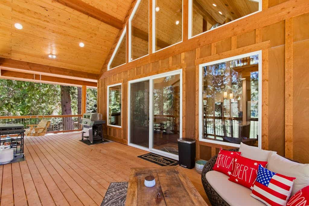 Stunning mountain cabin with lake view, firepit, grill, patio & washer/dryer