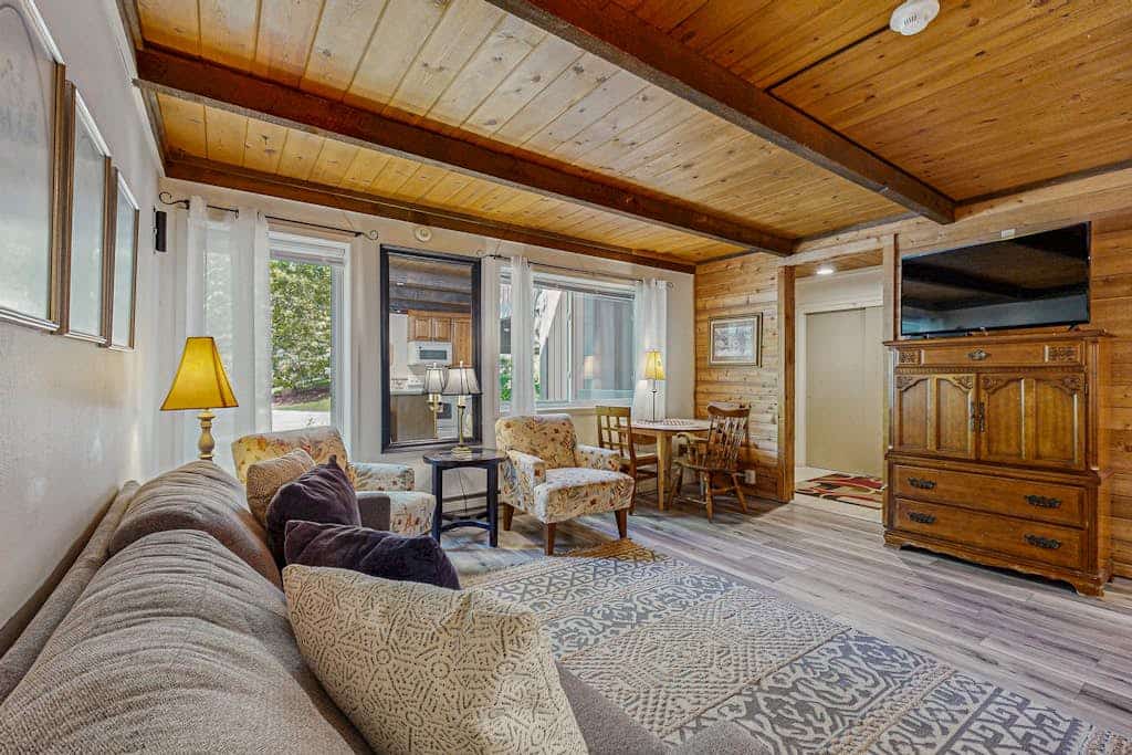 Convenient Studio, Walking Distance to Sun Valley Lake - Shopping, Skiing Nearby