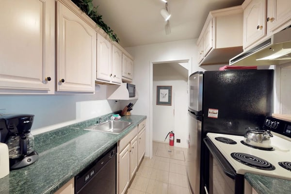 Great Ski Condo w/ Pool and Hot Tub Access - Walk to Lifts