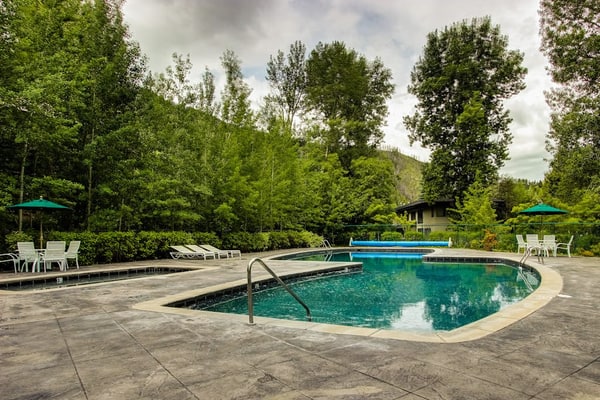 Great Ski Condo w/ Pool and Hot Tub Access - Walk to Lifts