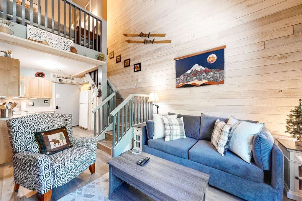 Mountain studio & loft with fireplace, near skiing & trails