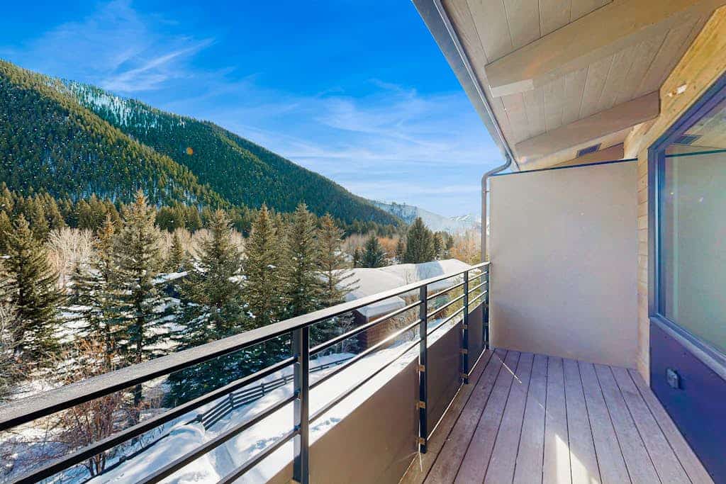 Cozy Condo with Stunning Mountain Views - Near the Ski Lifts