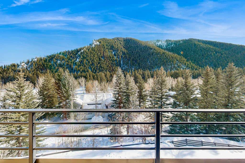 Cozy Condo with Stunning Mountain Views - Near the Ski Lifts