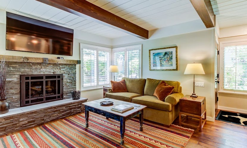 Fully Remodeled Townhome Close to Skiing - WiFi, Pool