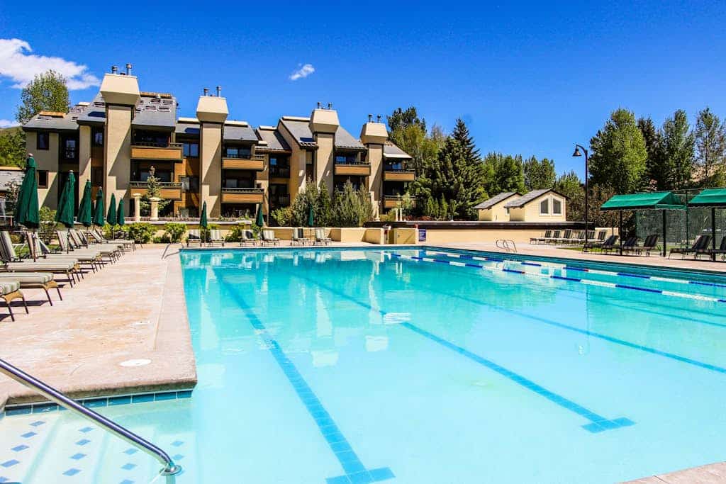 Fully Remodeled Townhome Close to Skiing - WiFi, Pool