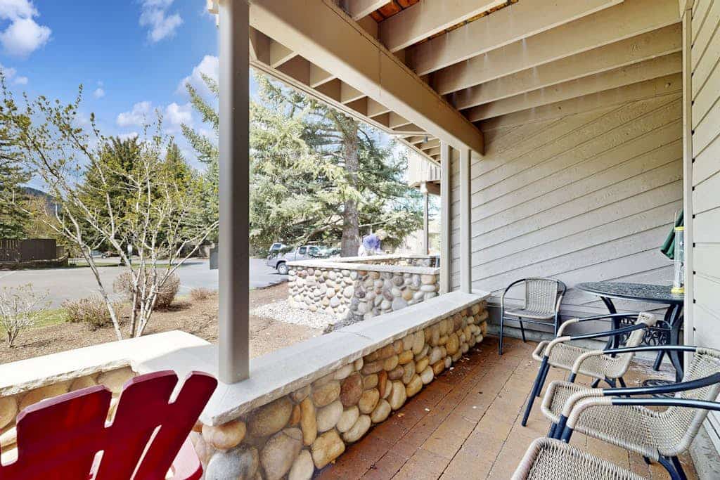 Freshly remodeled, ski-in/ski-out condo with pool, hot tub, & clubhouse