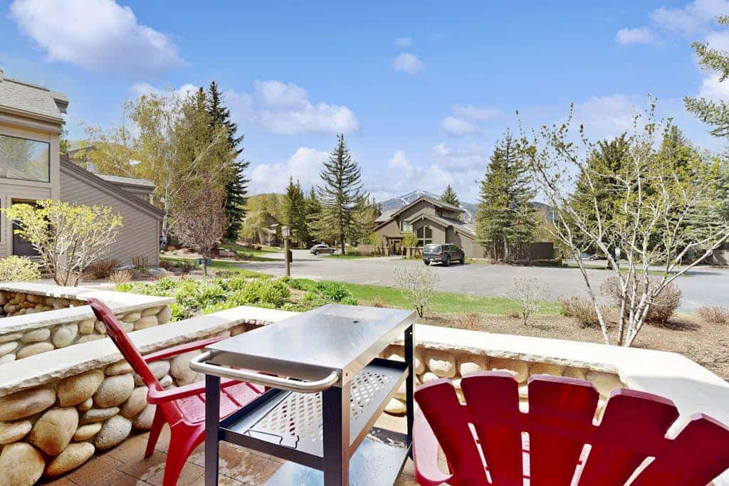 Freshly remodeled, ski-in/ski-out condo with pool, hot tub, & clubhouse