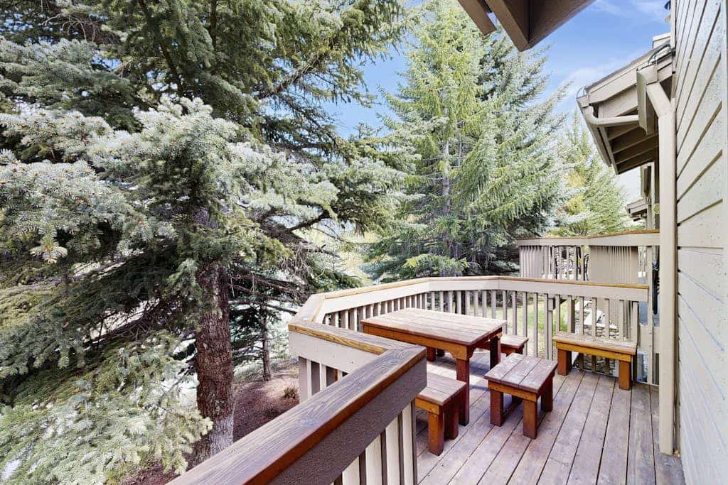 Rustic home with gas fireplace, pool & hot tub - ski-in/out to Dollar Mountain