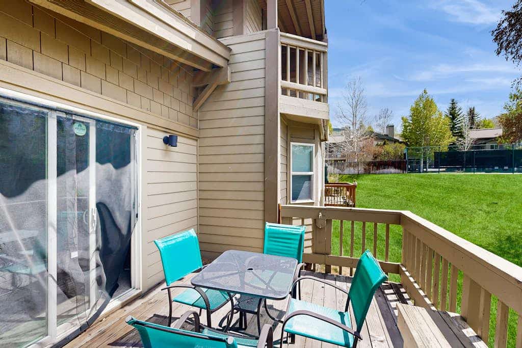 Comfy Condo with Shared Pool, Sauna - Near Slopes, Mountain Views
