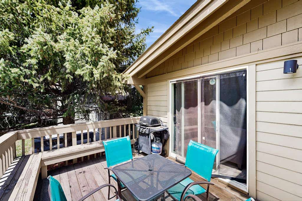 Comfy Condo with Shared Pool, Sauna - Near Slopes, Mountain Views