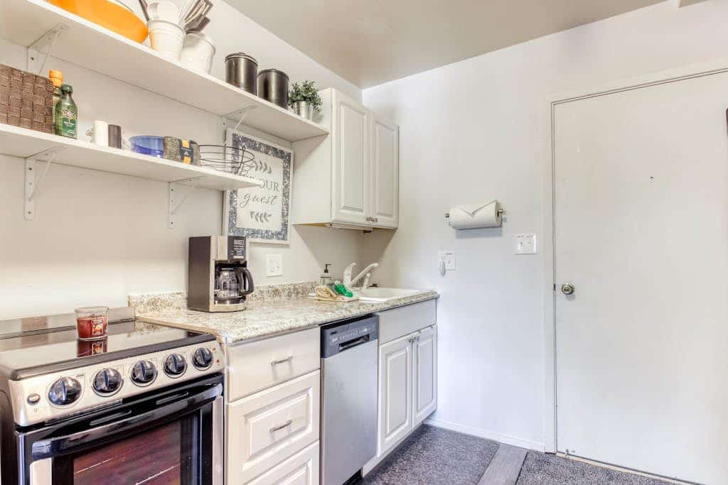 Lovely Studio Remodeled in 2020 with Shared Pool, Hot Tub & Lift Access