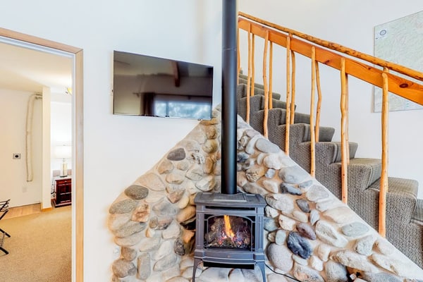 Newly updated condo - close to downtown Ketchum & the ski lifts