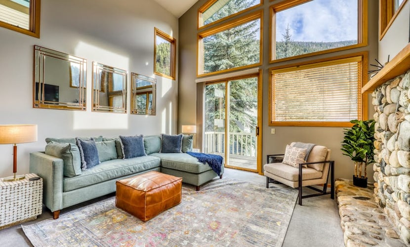 Newly-updated dog-friendly condo w/wood fireplace- walk to Warm Springs Lifts