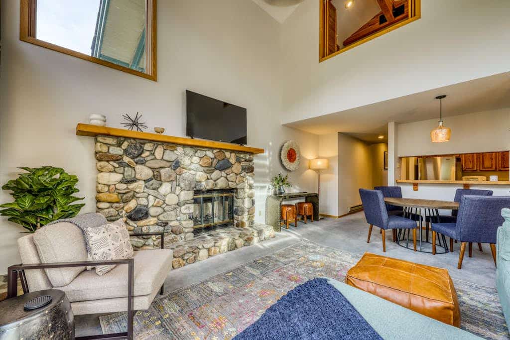 Newly-updated dog-friendly condo w/wood fireplace- walk to Warm Springs Lifts
