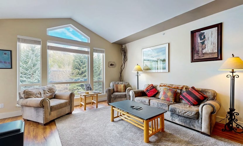 Cozy mountain-view condo with furnished deck, hot tub, & gym - walk to lifts