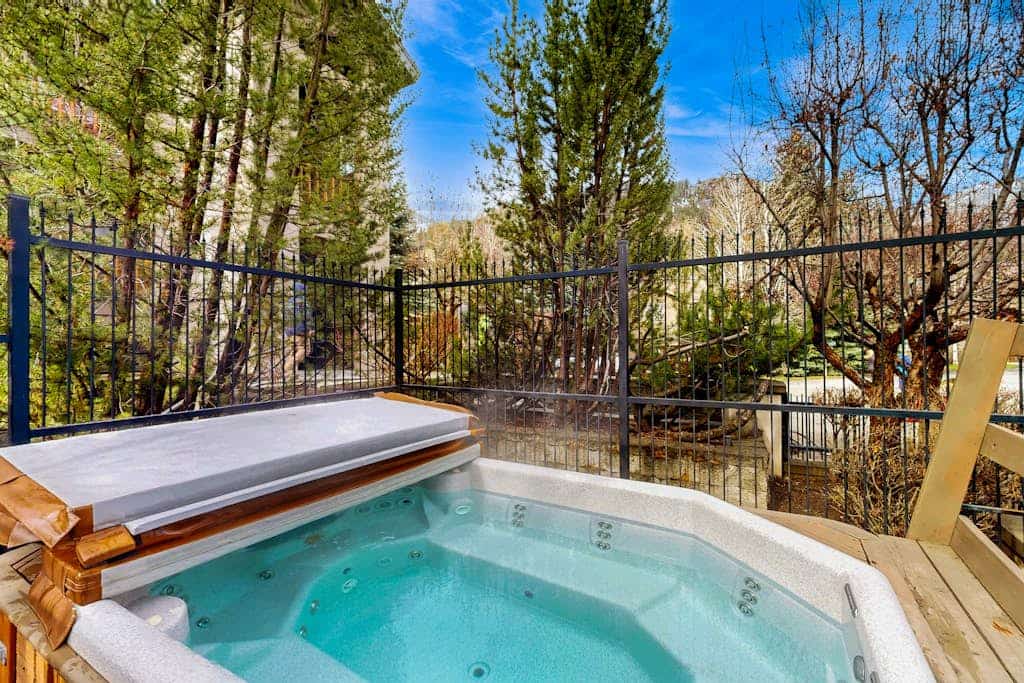 Cozy mountain-view condo with furnished deck, hot tub, & gym - walk to lifts