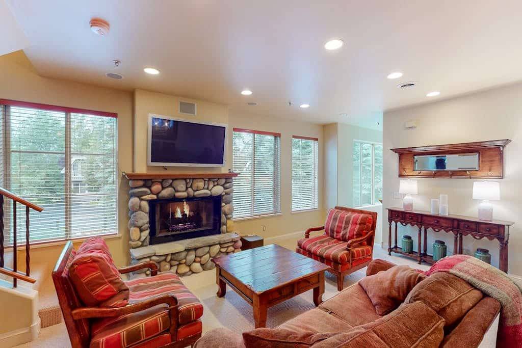 Comfortable, centrally-located condo close to skiing, hiking, & downtown