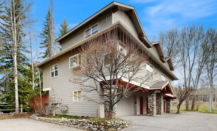 Lovely dog-friendly home w/full kitchen - close to skiing & downtown Ketchum