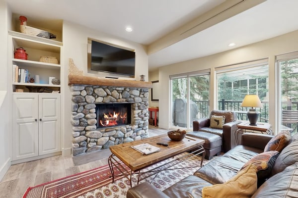 Lovely dog-friendly home w/full kitchen - close to skiing & downtown Ketchum