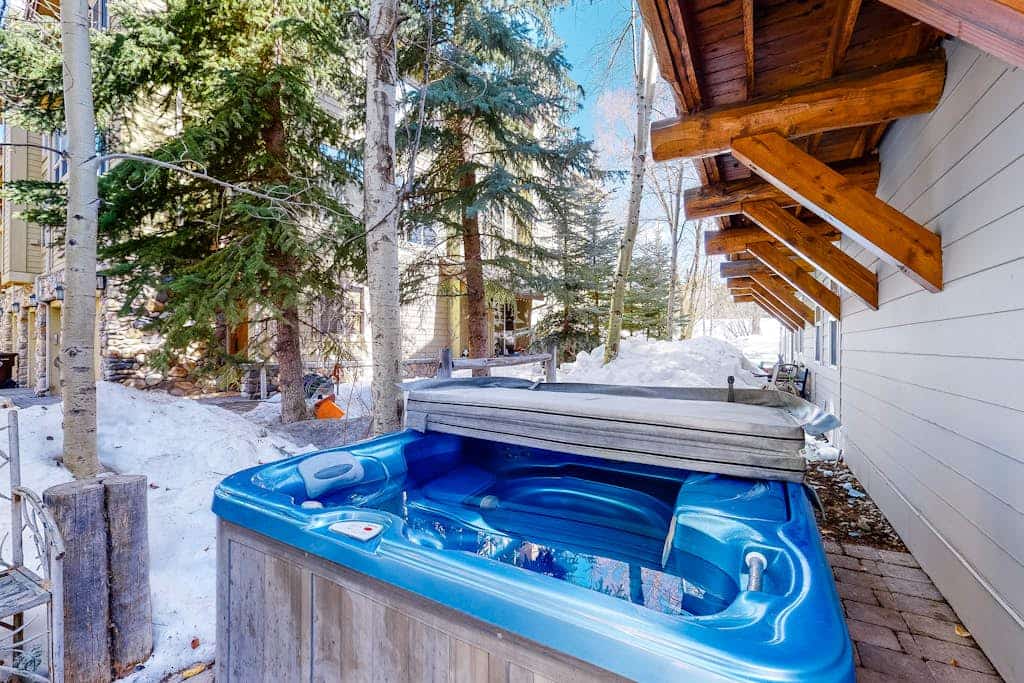Quiet townhome w/private hot tub and walking distance to River Run Dogs ok