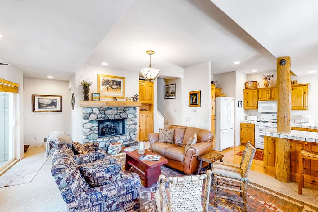 Quiet townhome w/private hot tub and walking distance to River Run Dogs ok