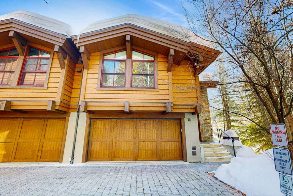Spacious mountain getaway near the slopes with riverfront view & garage
