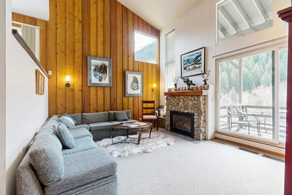 Wonderful Mountain Getaway W/ Shared Pool, Multiple Balconies, Gas Grill & WiFi